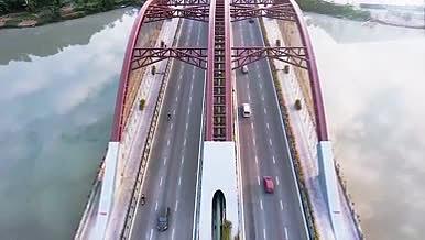 航拍车辆行驶在桥墩公路上宁德湖水桥梁视频的预览图